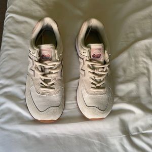 Brand new New Balance Women's 574 V2 Sneaker